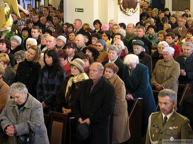 Uczestnicy bolesławieckiej mszy żałobnej
