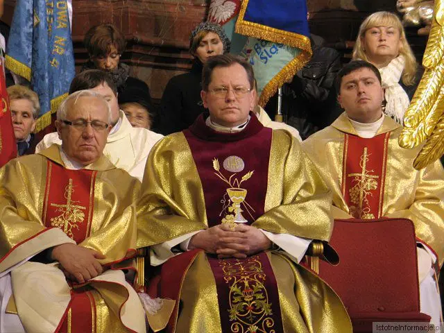 Uczestnicy bolesławieckiej mszy żałobnej