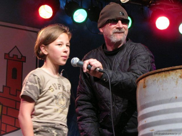 Andrzej Dziubek z dzieckiem na scenie