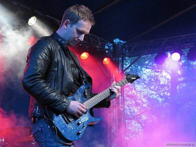 Gitarzysta zespołu De Press