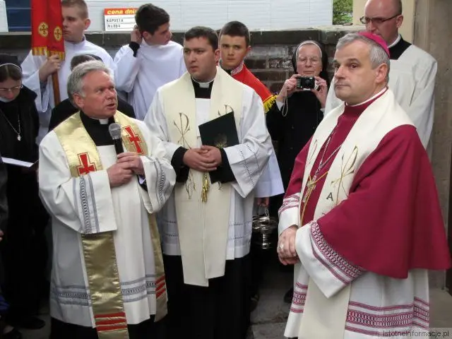 Biskup Marek Mendyk poświęcił kapliczkę dedykowaną włoskiej świętej