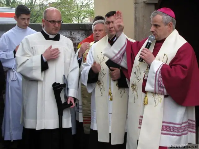 Biskup Marek Mendyk poświęcił kapliczkę dedykowaną włoskiej świętej
