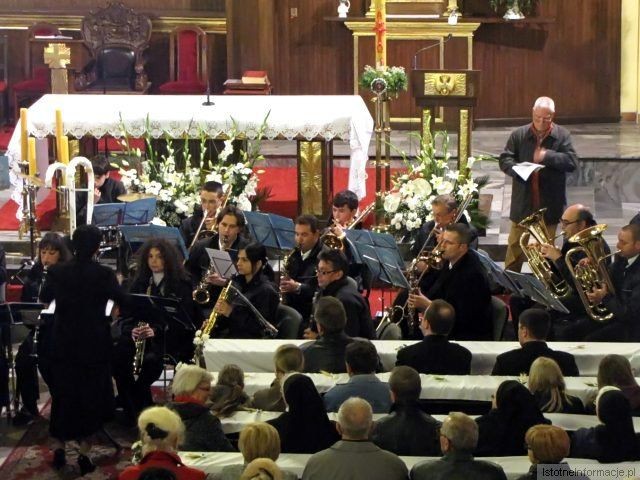 Biskup Marek Mendyk poświęcił kapliczkę dedykowaną włoskiej świętej