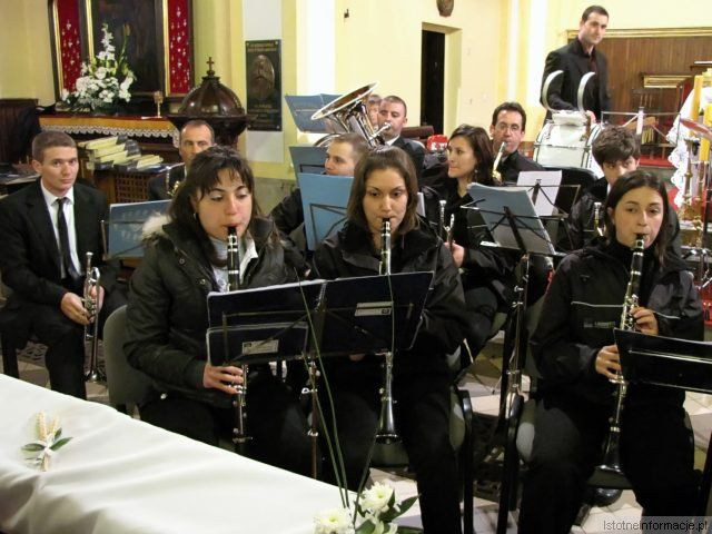 Biskup Marek Mendyk poświęcił kapliczkę dedykowaną włoskiej świętej