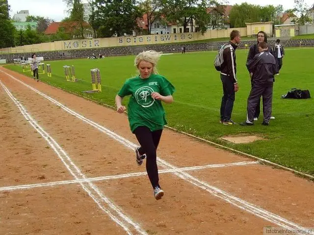 Легкоатлети