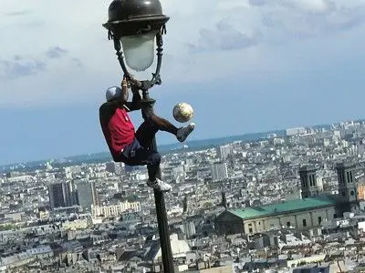 Mężczyzna z dużą zręcznością posługiwał się piłką