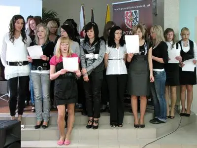 Podczas uroczystości podopieczne ZSB zaśpiewały „Odę do radości”