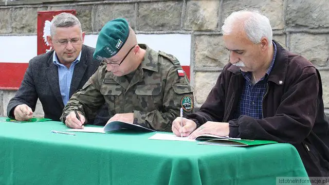 Podpisanie umowy o współpracy między 23 ŚBA a PCK