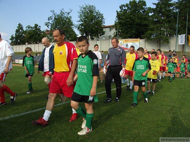 Przemiana wygrała z artystami po rzutach karnych