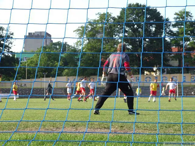Przemiana wygrała z artystami po rzutach karnych