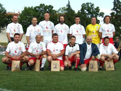 Okrojony skład Reprezentacji Artystów Polskich uzupełniono miejscowymi piłkarzami