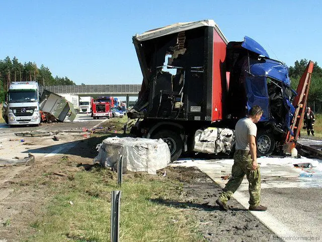 Zderzenie dwóch Tirów na A-18