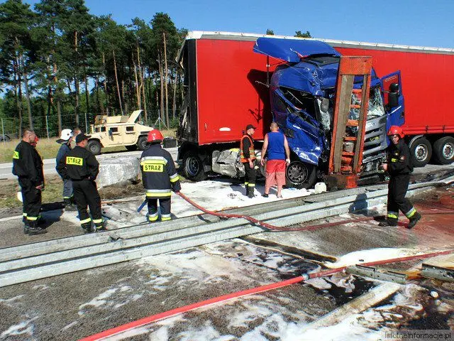 Zderzenie dwóch Tirów na A-18