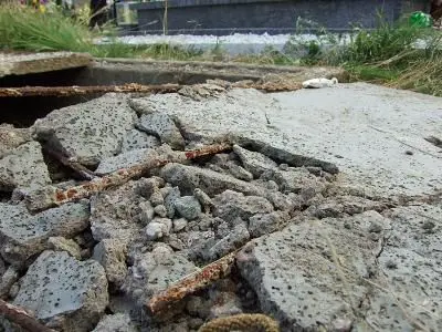 Popękana płyta grobowca