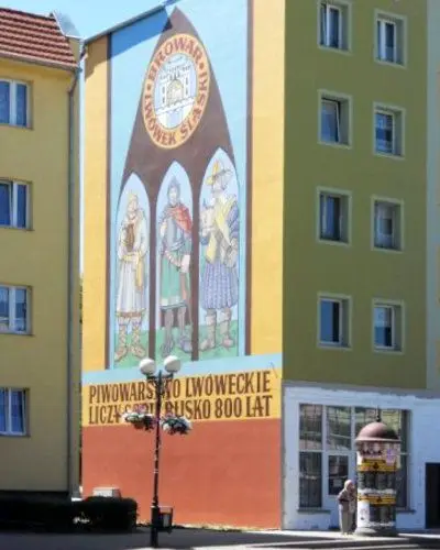 Malowidło zdobi ścianę bloku w centrum Lwówka