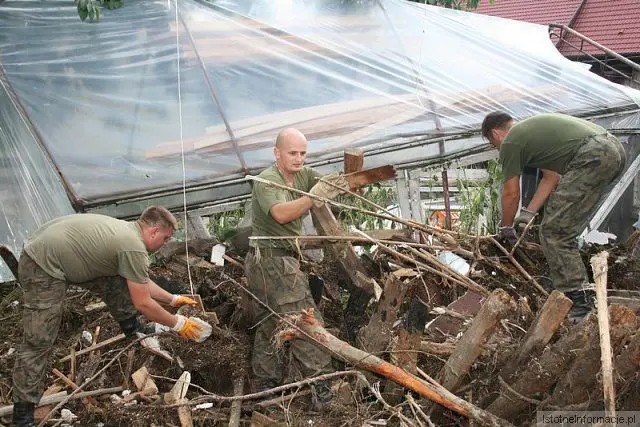 Artylerzyści pomagają powodzianom