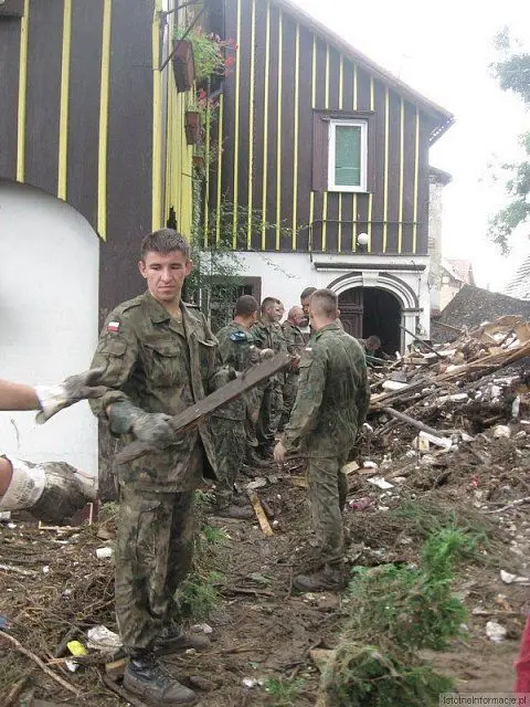 Артилеристи допомагають постраждалим від повені