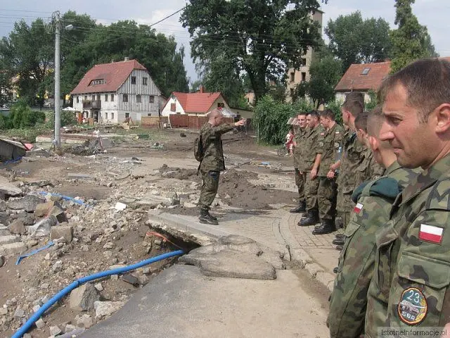 Artylerzyści pomagają powodzianom