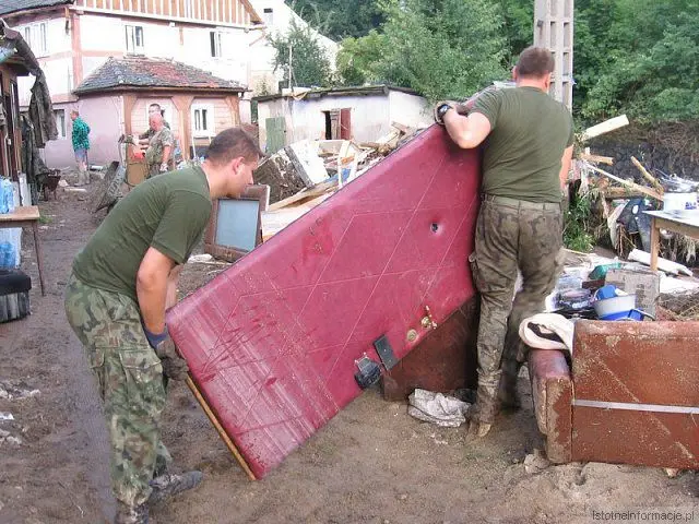 Artylerzyści pomagają powodzianom