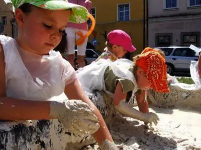Dużo radości sprawiała dzieciom zabawa w glinie