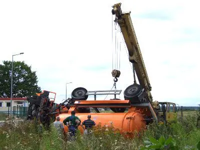 Przewróconą cysternę podnosiły dwa dźwigi