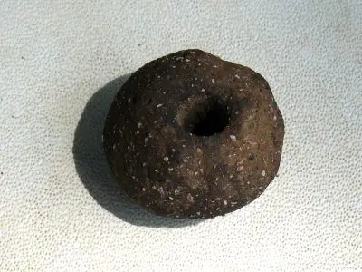 Przęślik wykopany podczas prac archeologicznych (gliniany ciężarek tkacki do wrzeciona)