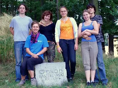 Studenci I roku Instytutu Archeologii pracujący na grodzisku w lipcu 2010 roku