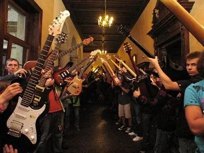 Warsztatowicze przygotowali dla młodej pary szpaler z gitar