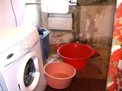 W mieszkaniu jednej z lokatorek kamienicy woda spływa z sufitu i płynie po ścianach