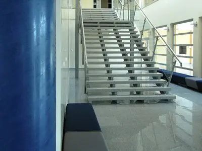 Schody zaprojektowano jako lekkie i transparentne konstrukcje, by wizualnie nie zabierały przestrzeni we wnętrzu