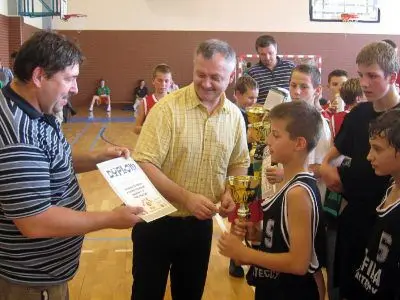 Jarosław Leszczyński i Dariusz Kwaśniewski wręczają dyplomy i puchary