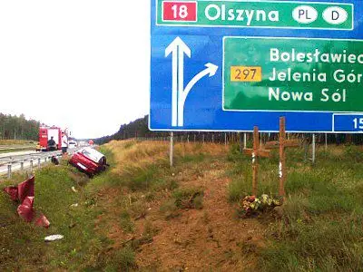 W miejscu zdarzenia stały cztery krzyże. Rozpędzony samochód ściął dwa z nich