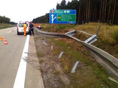 Auto uderzyło w barierkę, przecisnęło się pod nią i zjechało do rowu