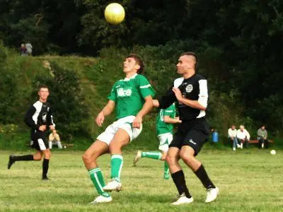 Jacek Bochnia (zielona koszukla) zdobywca gola dla BKS