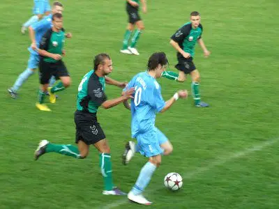 Kamil Mielnik walczy o piłkę