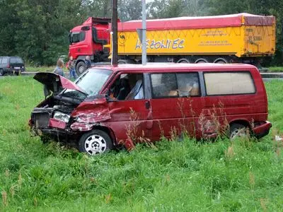 Trzy osoby jadące busem zostały ranne