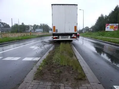 Ciężarówka zatrzymała na się pasie zieleni