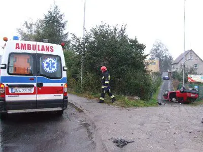 Auto zjechało z łuku drogi i dachowało