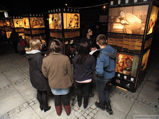 Młodzież z pracowni filmowej przy wystawie