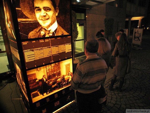 Wystawa przed kinem