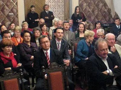 Goście spotkania w sali ślubów