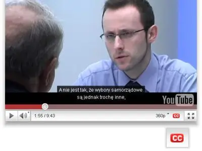 Aby włączyć napisy, należy nacisnąć przycisk CC na pasku w odtwarzaczu