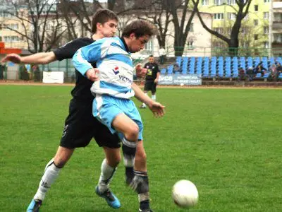 Marcin Głowacki (pierwszy z lewej) próbuje odebrać piłkę zawodnikowi gości