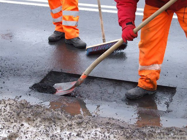Łatanie dziur na alei Tysiąclecia
