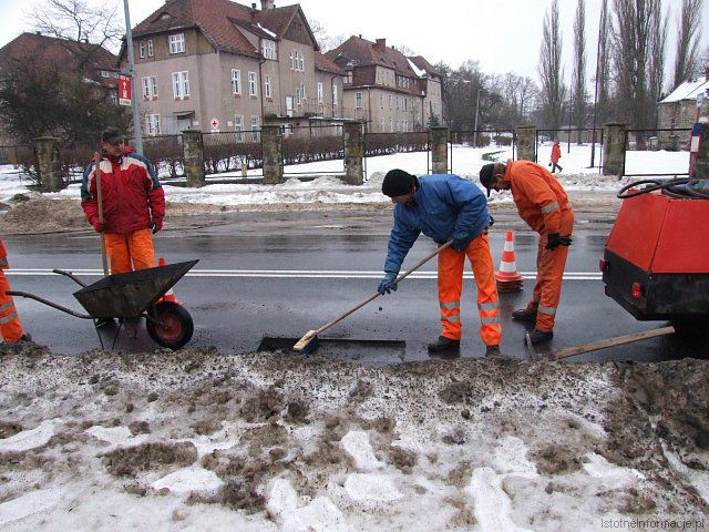 Łatanie dziur na alei Tysiąclecia