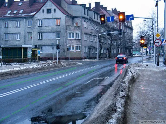 Skrzyżowanie ulic Chrobrego i Żwirki i Wigury. Na zielono zaznaczono prawidłowe linie