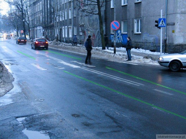 Skrzyżowanie ulic Chrobrego i Żwirki i Wigury. Na zielono zaznaczono prawidłowe linie