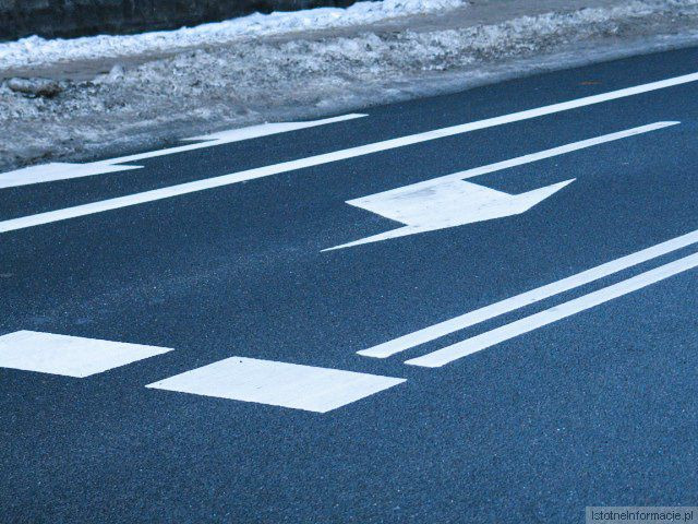 Oznakowanie na ulicy Żwirki i Wigury wykonane w ciepły dzień bez problemu przetrwało zimę i roztopy