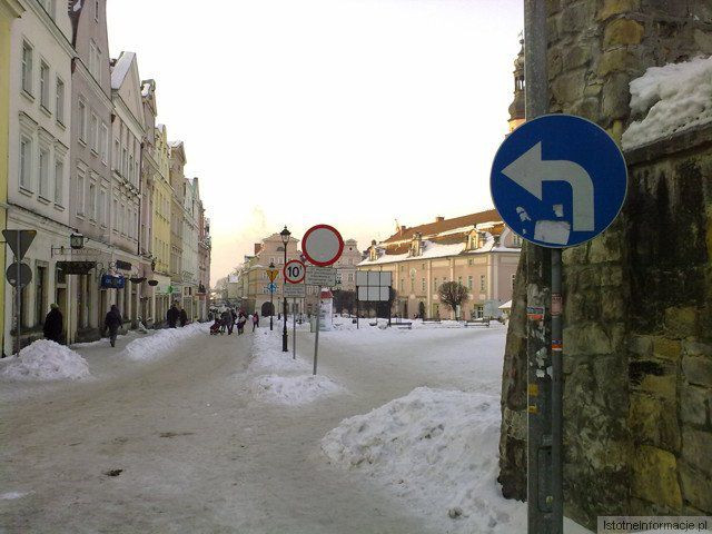 Nakaz skrętu w lewo obowiązuje wszystkich kierowców, nawet tych mających prawo wjazdu na teren Rynku
