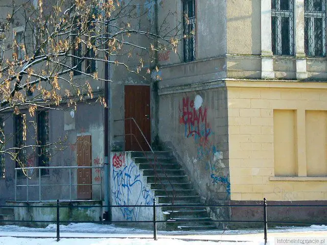 Fragment budynku przy stawie